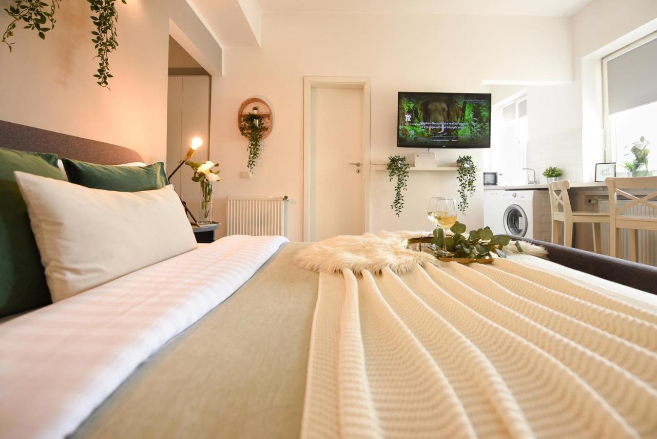 Read All About It - Stylish Central Studio Bukarest Eksteriør billede