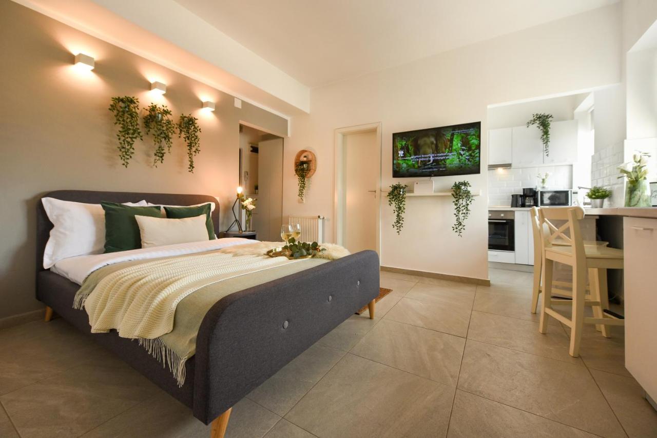 Read All About It - Stylish Central Studio Bukarest Eksteriør billede
