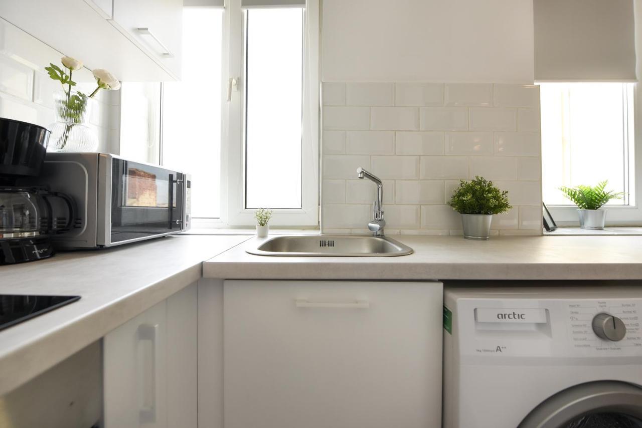 Read All About It - Stylish Central Studio Bukarest Eksteriør billede